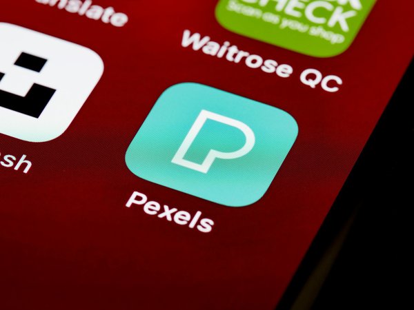 Quels sont les avantages de l'utilisation de la réalité virtuelle pour créer des simulations de formation en milieu militaire?